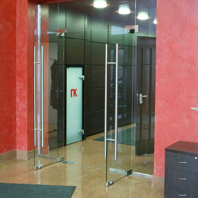 Распашная Маятниковая стеклянная дверь МД-5