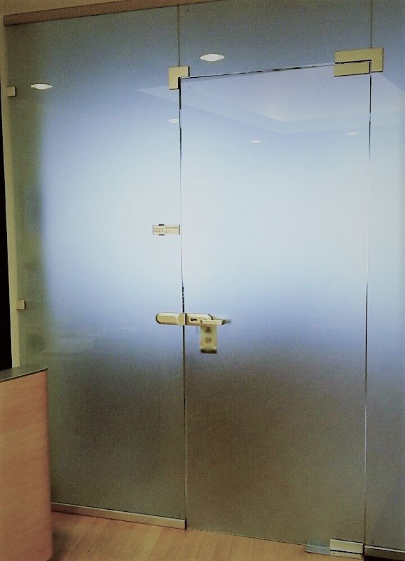Маятниковая стеклянная дверь МД-15