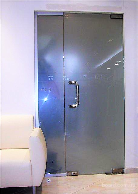 Маятниковая стеклянная дверь МД-11